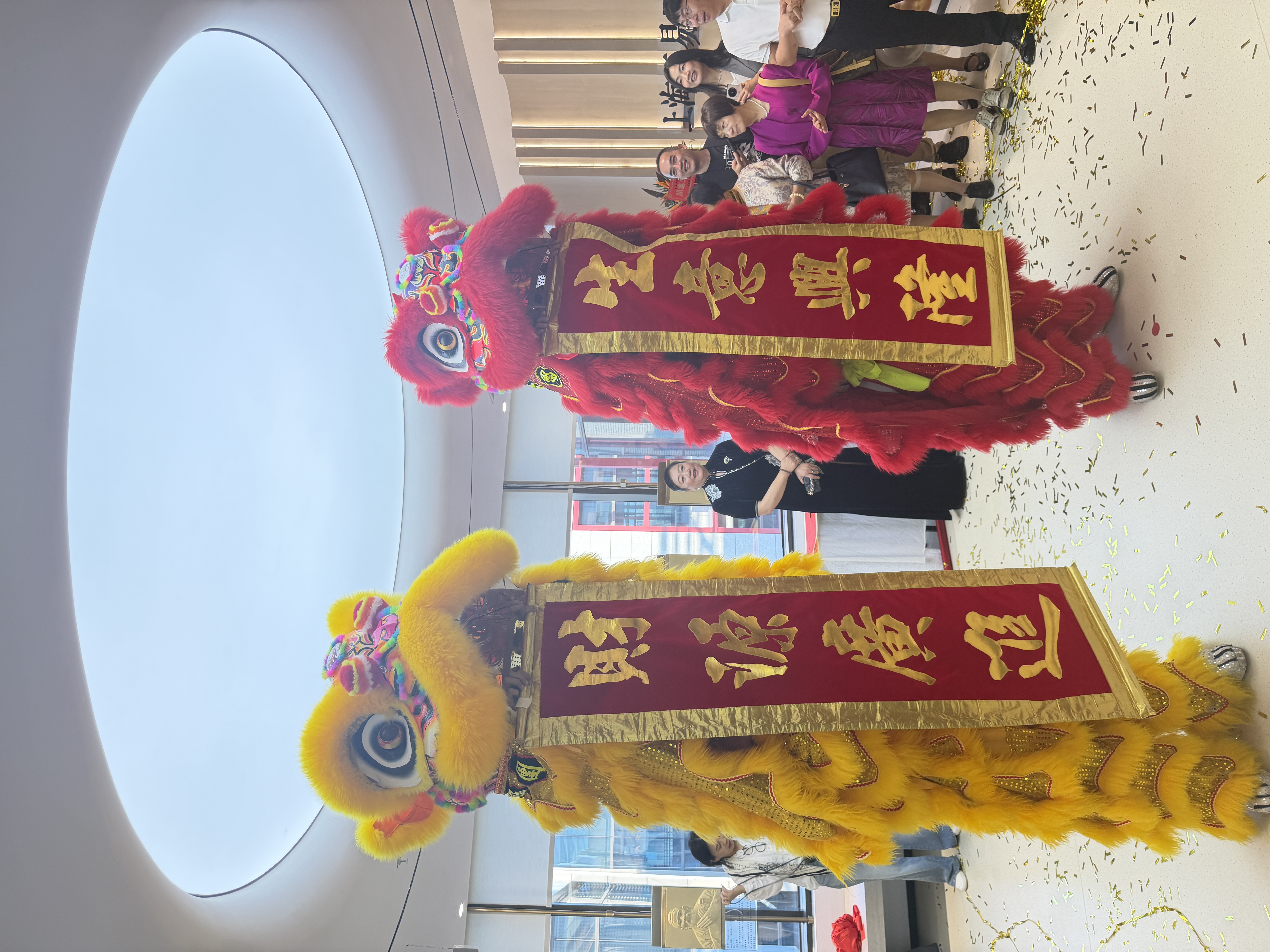 上海正易恒道办公室开业舞狮现场 立新设计出品上海正易恒道办公室开业大吉舞狮